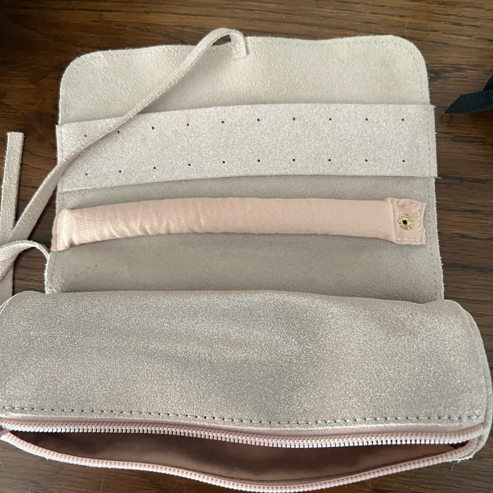 Travel jewelry case